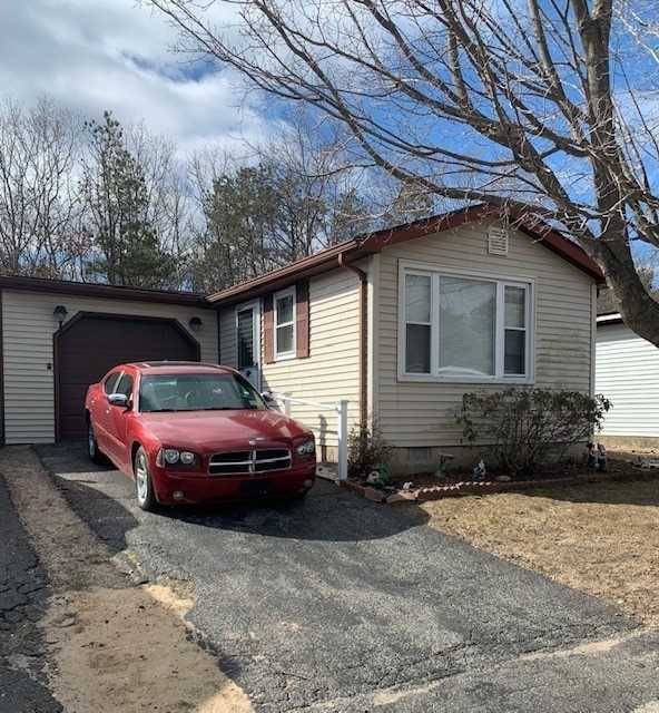 GREAT DEAL ! COZY RANCH feature ; living room, kitchen, eat in kitchen, 2 bedrooms, 1 full bath, 1 car garage.