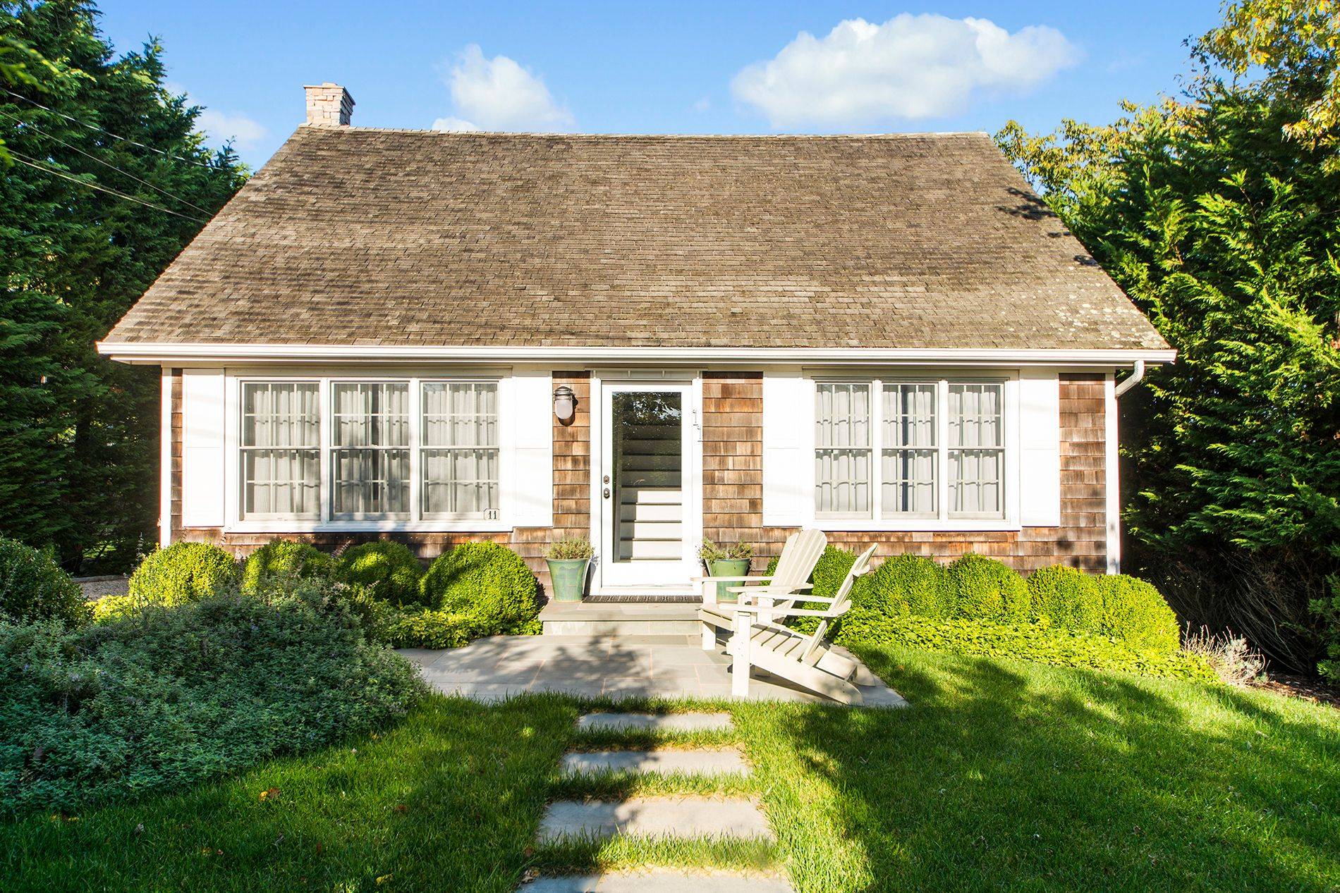 Totally redone beach cottage on private ocean street!