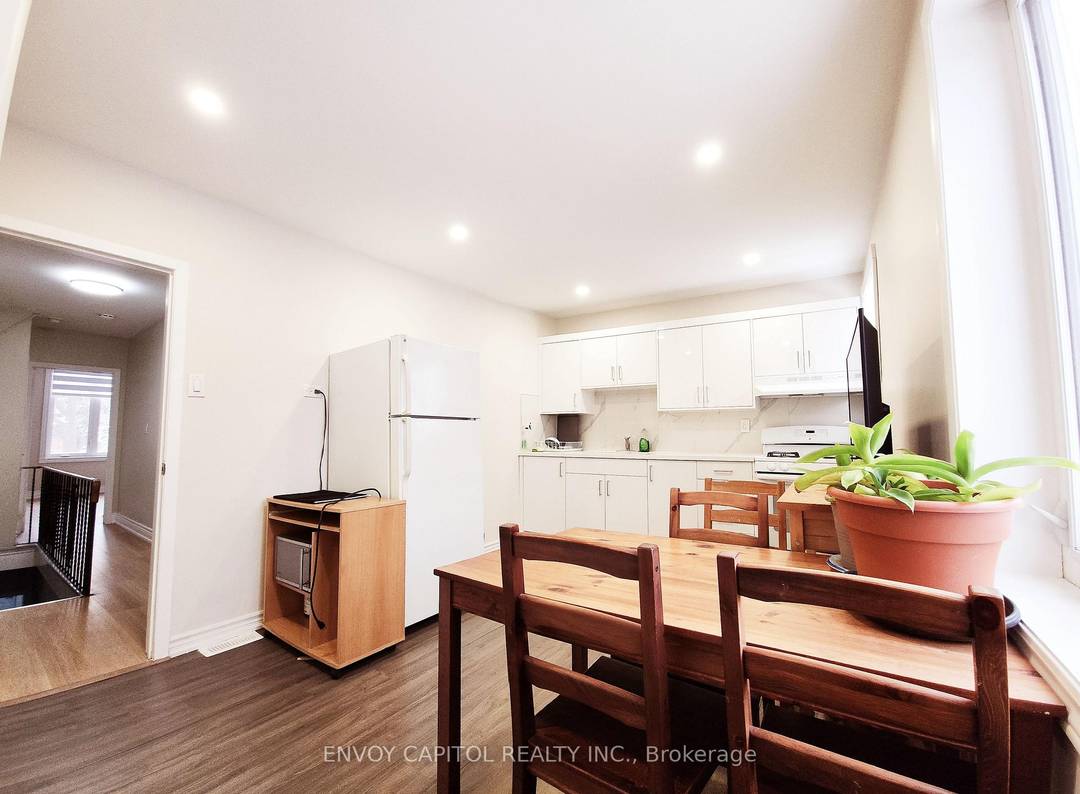 Bright amp ; Spacious 2 Bedroom Apartment in Oakwood Village.