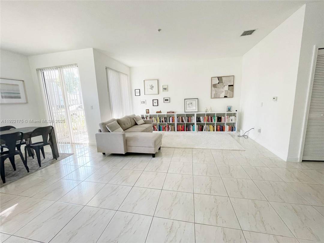 Cozy and conveniently located 1st floor 3 2 condo in desirable Courtyards at Nautica !