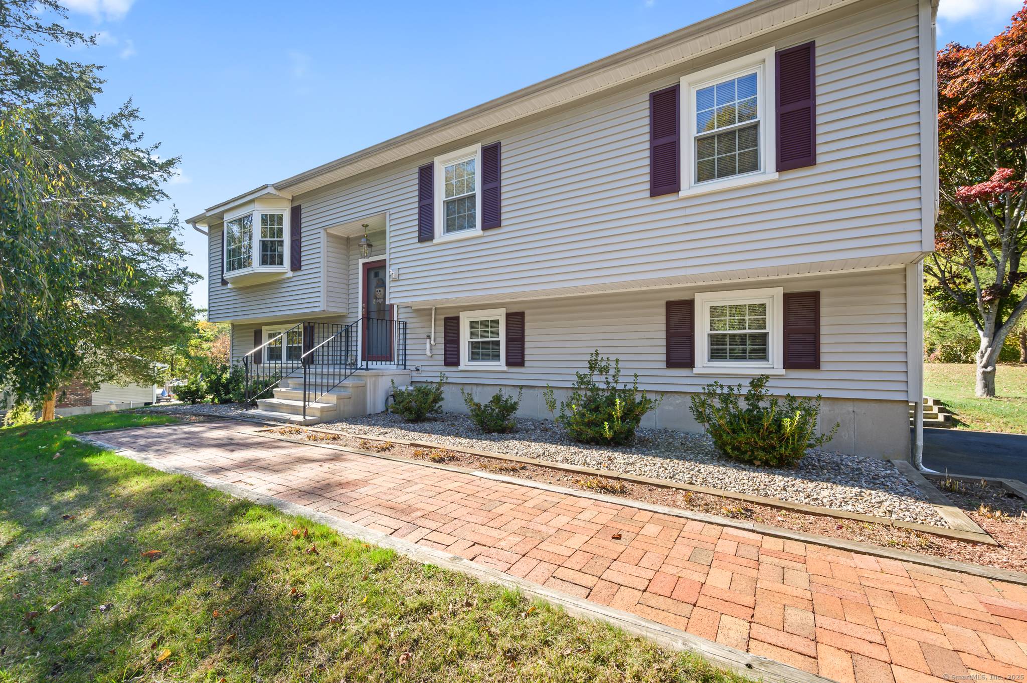 Move In Ready Raised Ranch in Desirable Prospect !