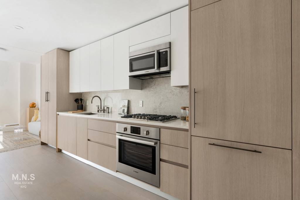 THE NORTHOn Williamsburg s ultra chic Northside, where design, fashion, art, cultural and culinary brilliance converge, an elegant new condominium has arrived at the doorstep of McCarren Park.