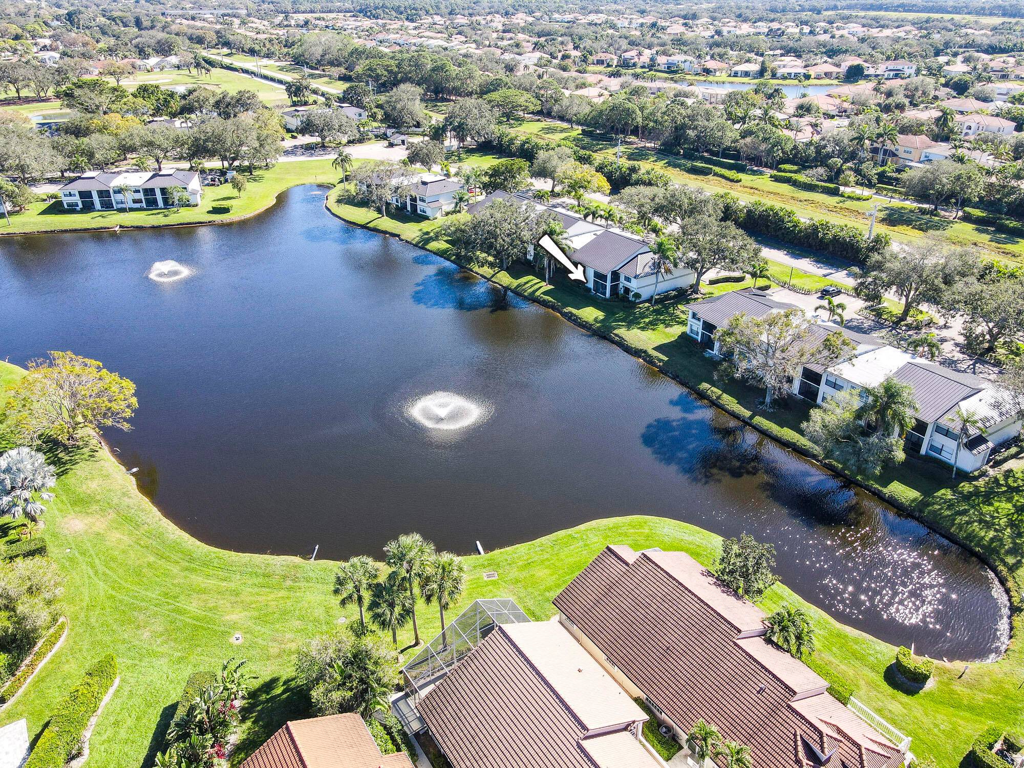 Fantastic opportunity in this first floor condo in Eastpointe.