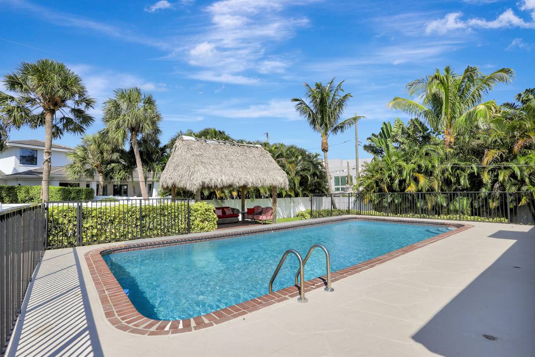 Gorgeous single family pool home at Golden Triangle East Boca Raton !