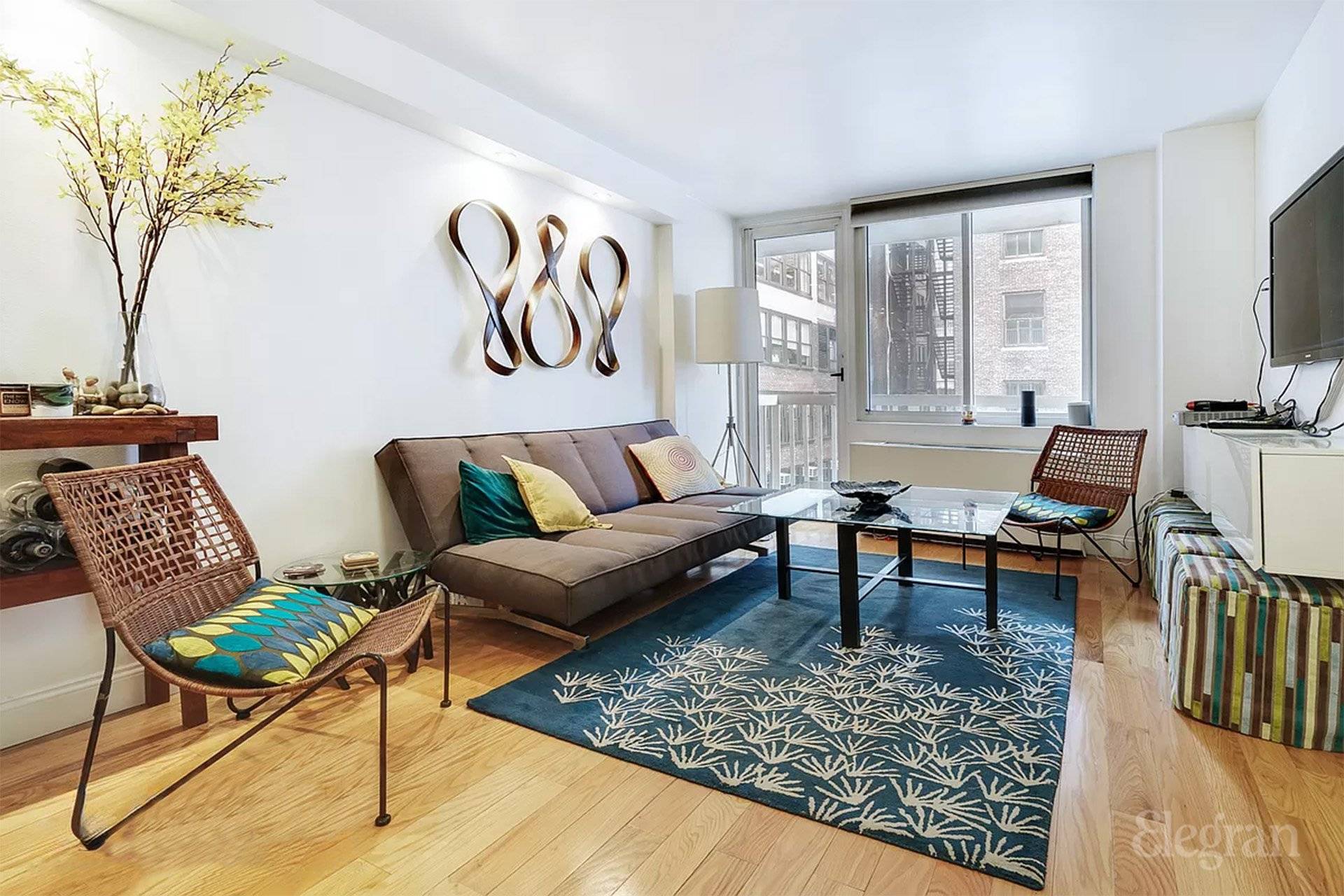 This is a stunning 1 bed 1 bath, fully renovated with condo finishes and a private balcony.