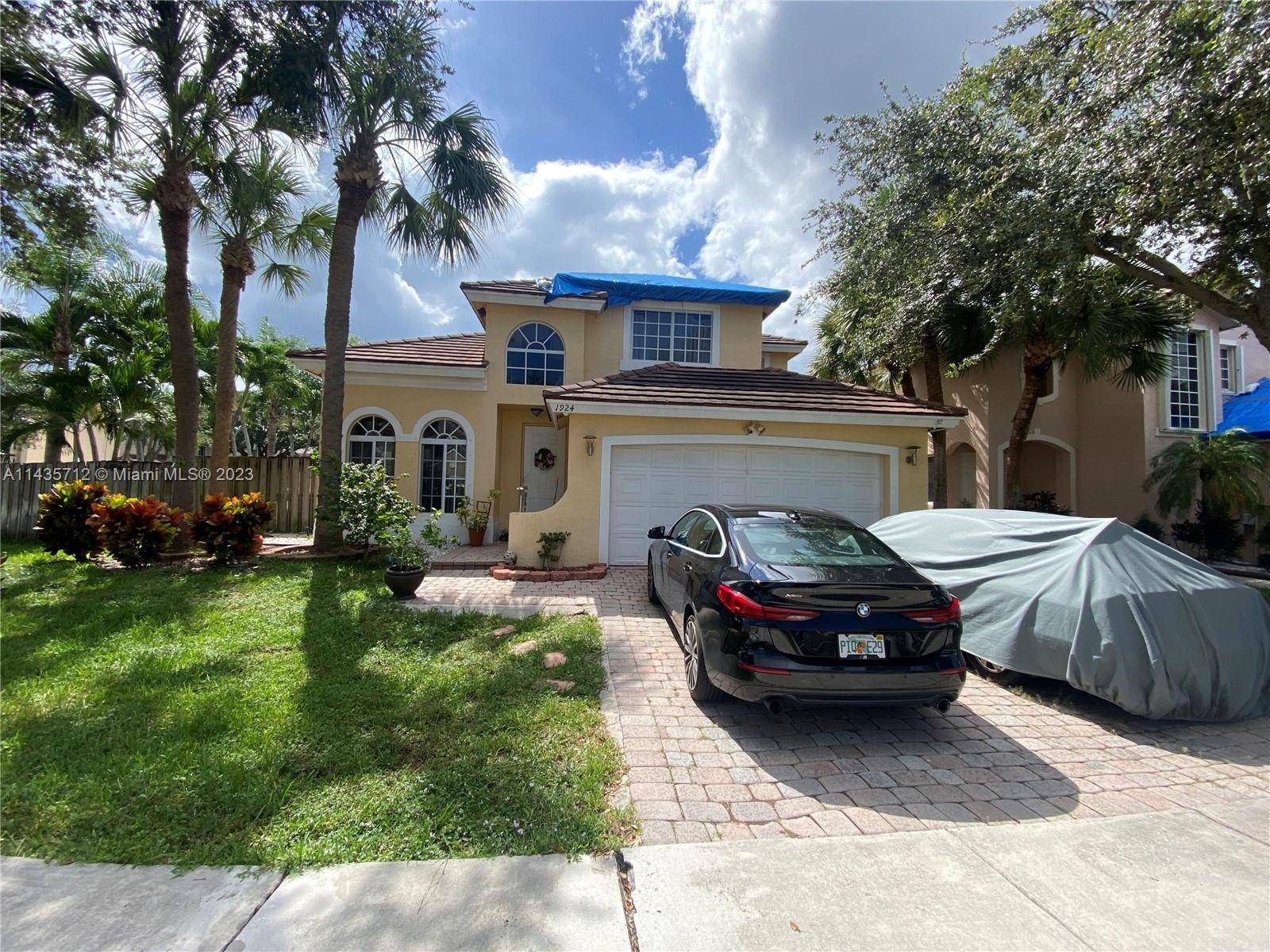 Oversized corner lot, One ownership, single family house in gated community well kept, hard floors throughout the house, master bedroom suite on the first floor, powder room guest bathroom and ...