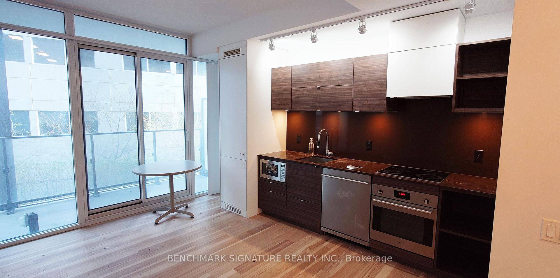 Luxury Condo Se Corner Of Richmond St Peter St.