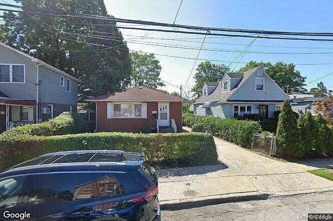 Spacious 3 Bedroom Home with Yard and Driveway in Prime Valley Stream Discover your next home at this charming and generously sized 3 bedroom, 1 bathroom house rental in the ...
