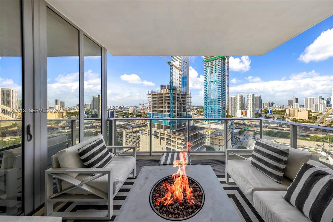 The best priced 1 bedroom den, 2 bath residence 2 parking spaces at Paramount Miami !