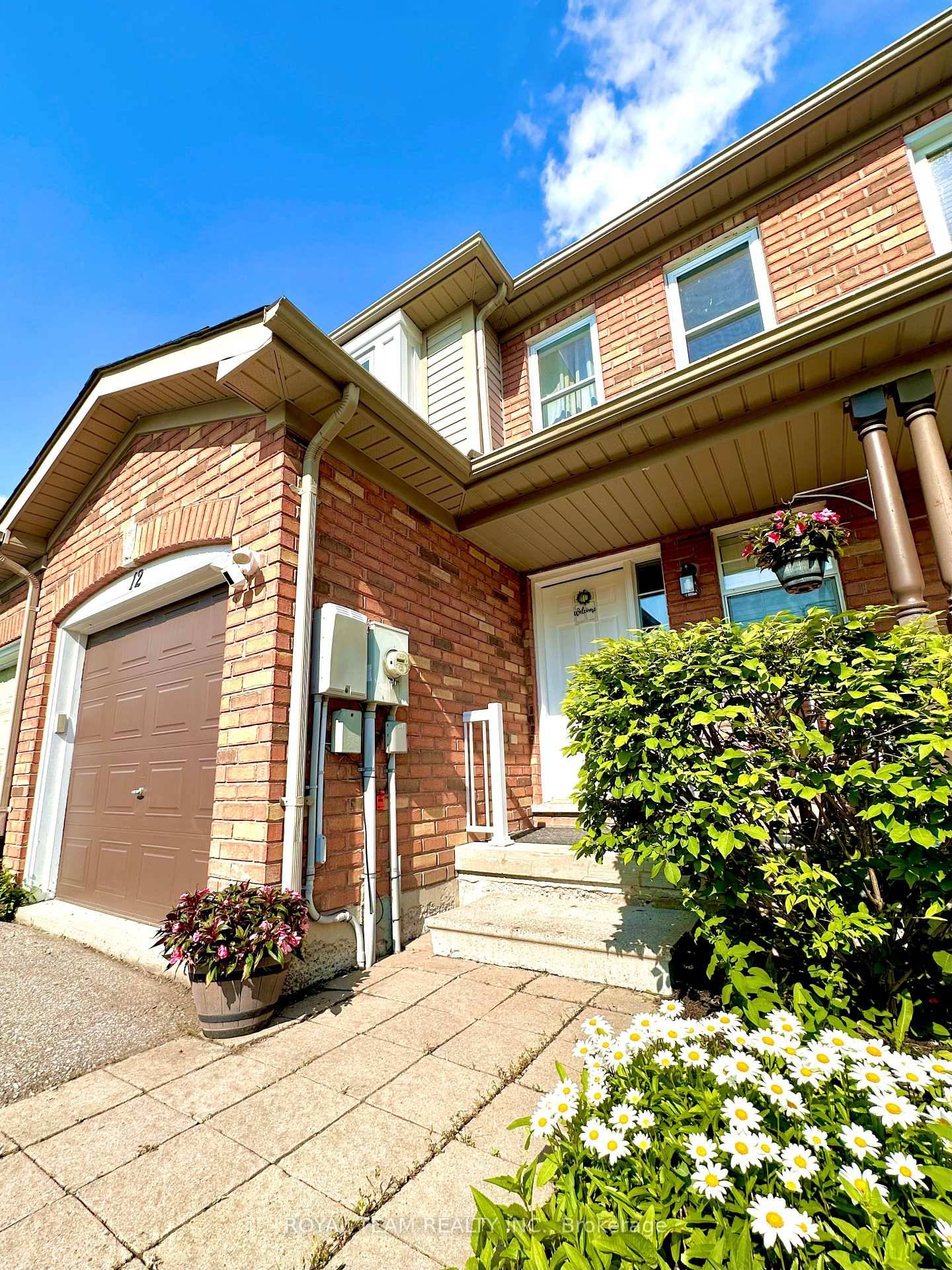 Welcome to 12 Crittenden Dr a move in ready gem in one of Keswick s best family friendly neighbourhoods !