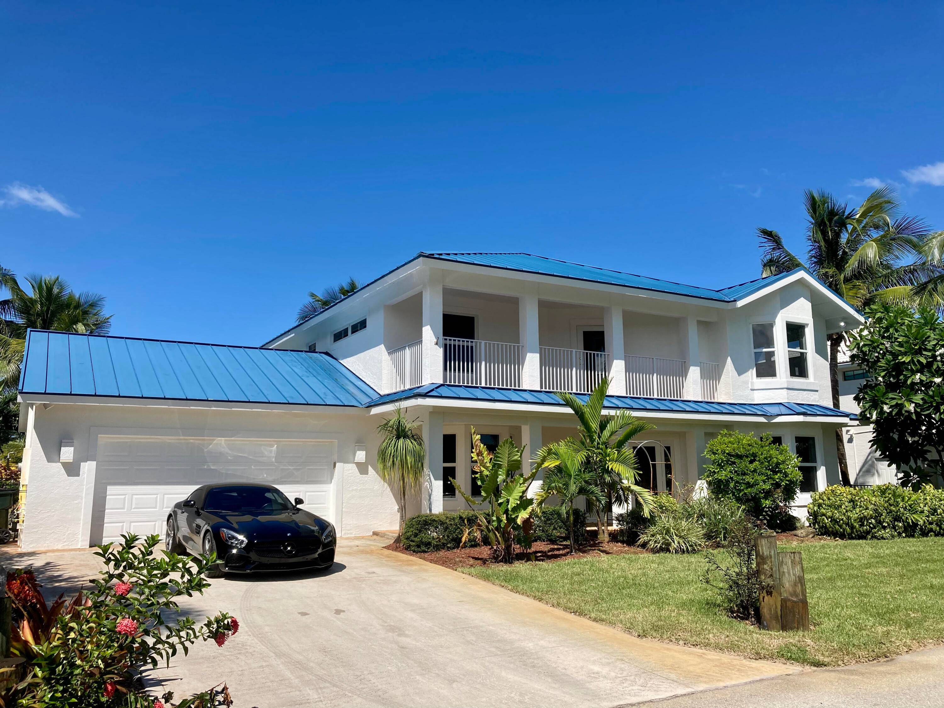 Gated community on the intracoastal with Palm Beach views, close to the Four Seasons and Eau Hotel and Spa with its own new Nobu restaurant.