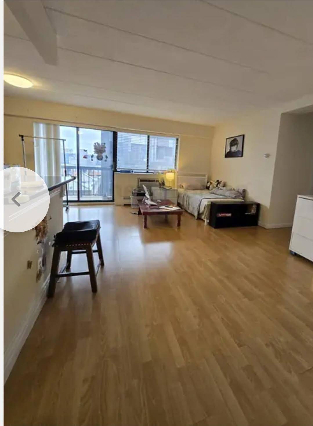 Welcome to a lovely, cozy condo in the heart of trendy Flushing.