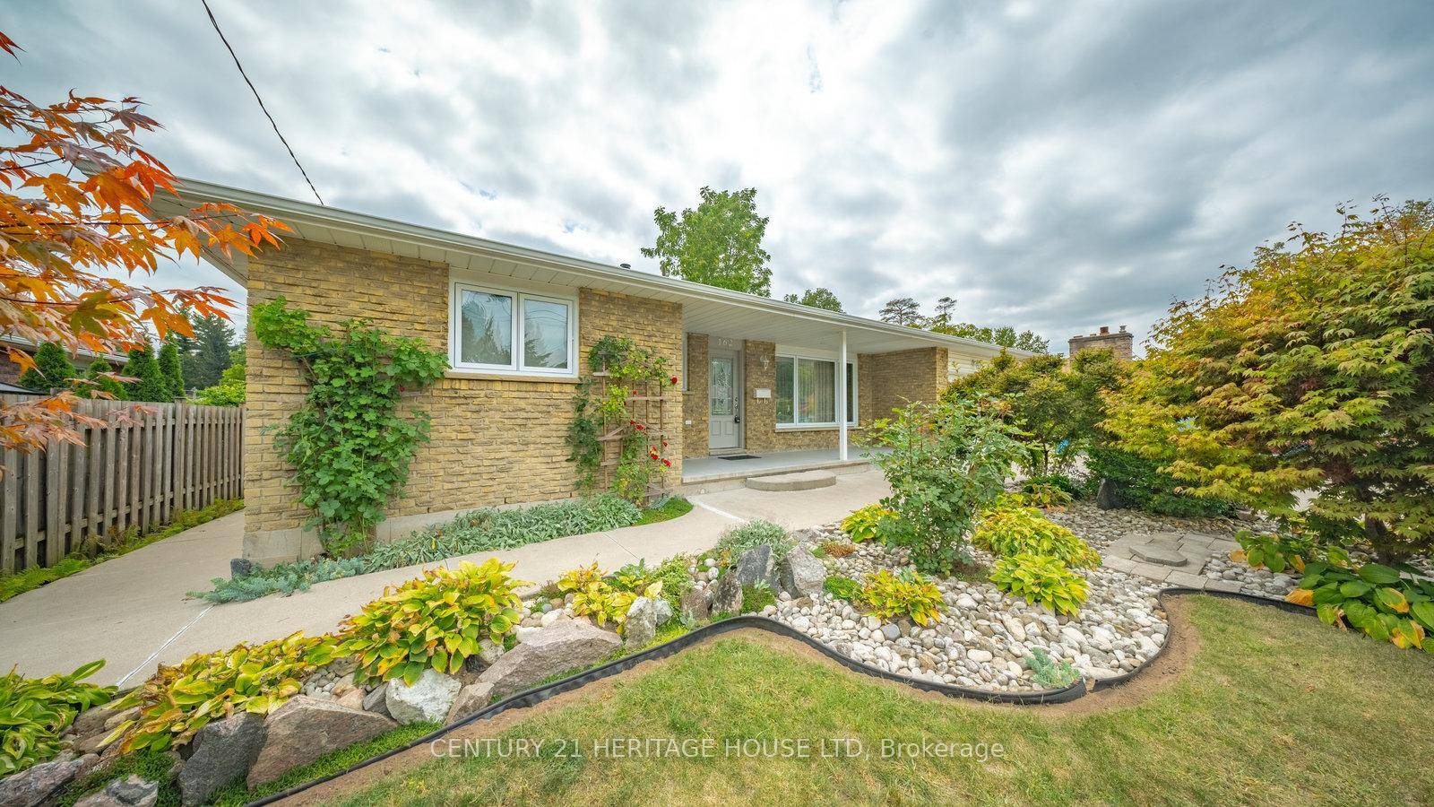 Lovely brick bungalow in Simcoe.