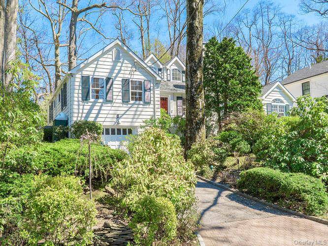 Estates Area classic country colonial split borders the Merriman Park offering a private landscaped outdoor oasis.