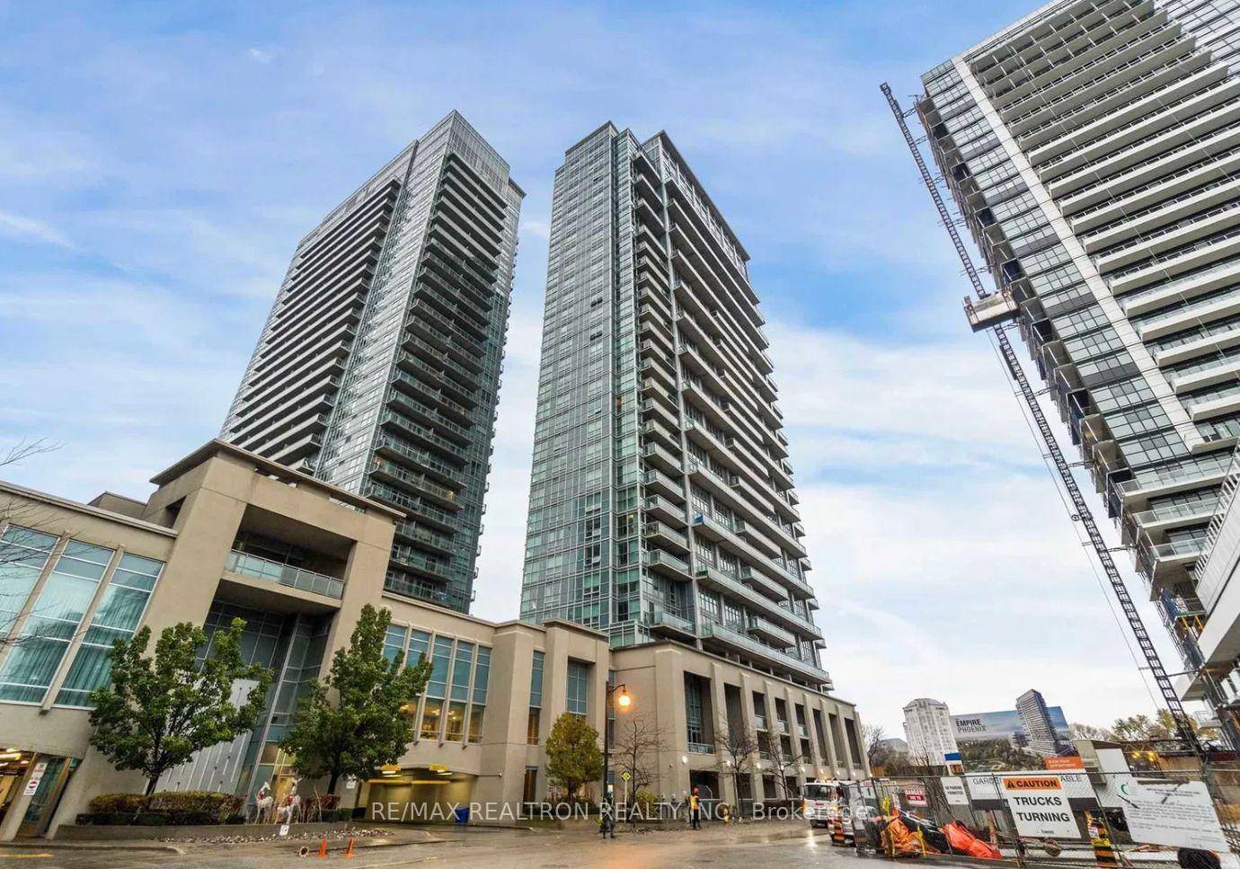 Fabulous 2 storey loft with sunny south exposure, ideally located near the lake and transit.