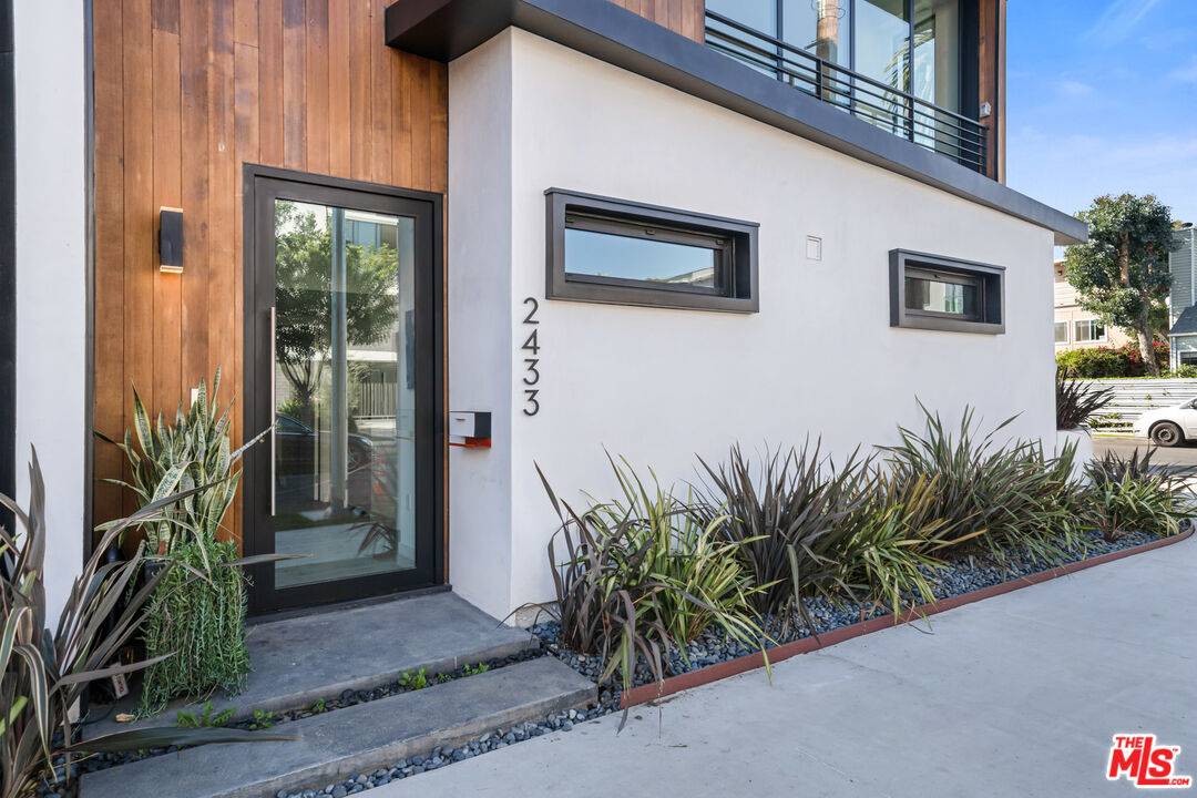 2433  S Penmar AVE Marina Del Rey LA