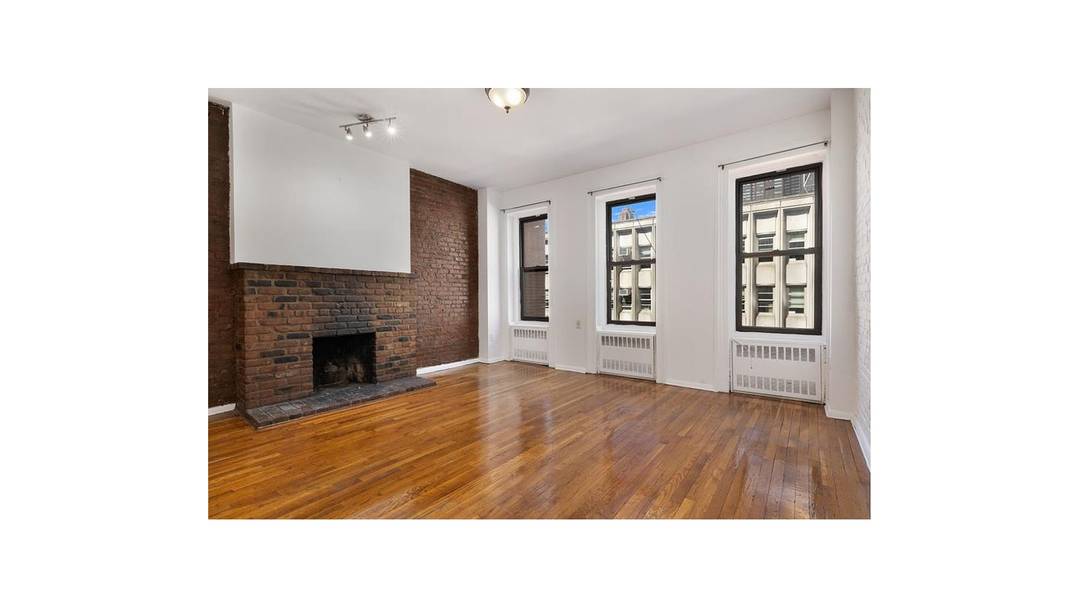 A Five Story, Prewar Mixed Use building, one commercial and 5 Free Market residential units.