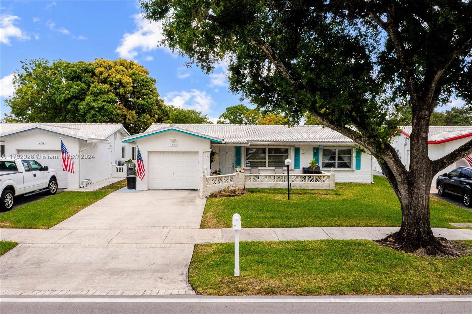 Welcome to your charming, updated 2 BR, 2 bath home in the desirable 55 Lauderdale West community !
