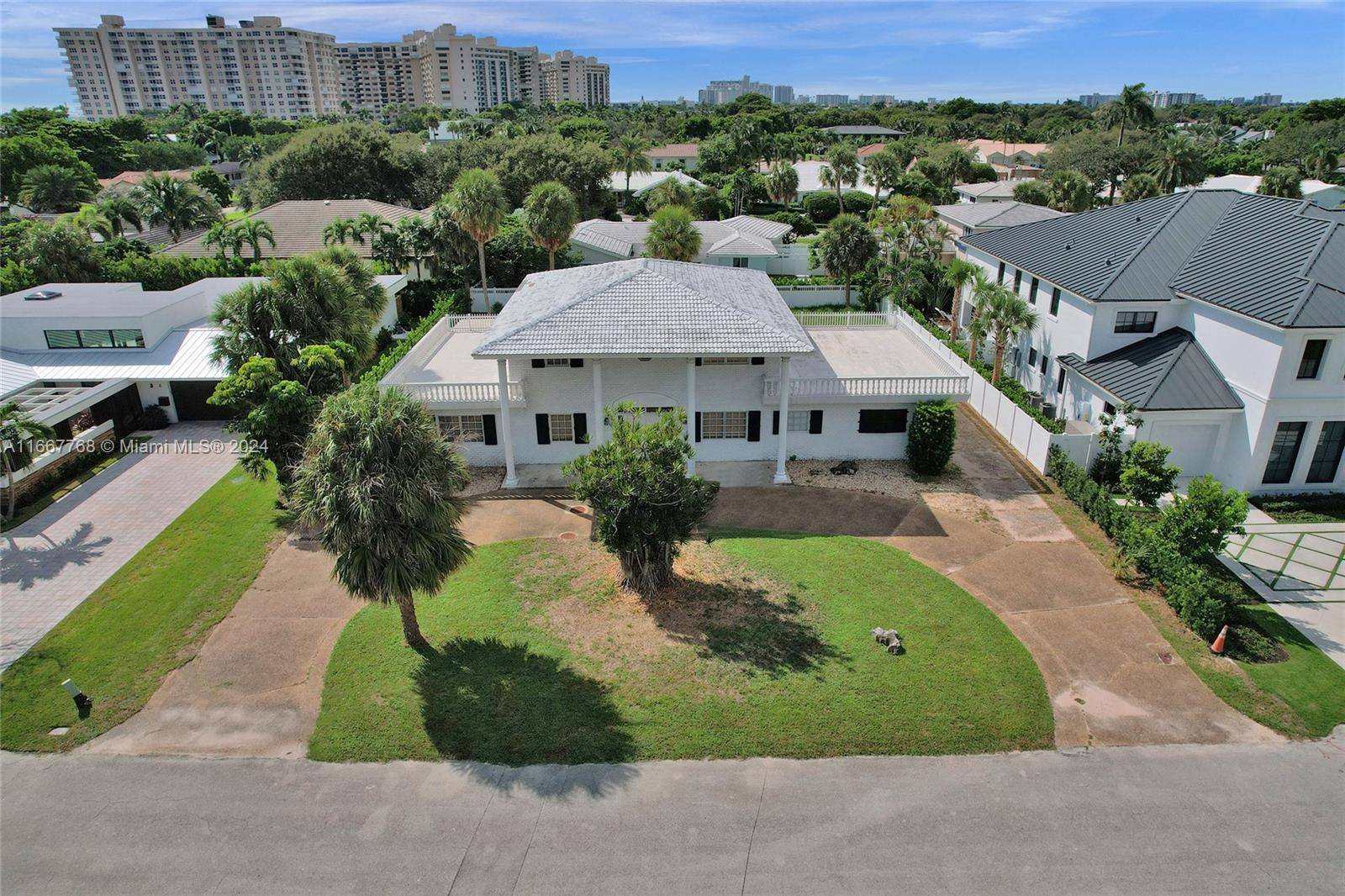 BRING OFFERS Build your dream home or reconstruct the existing home on this 13, 500 plus sq.