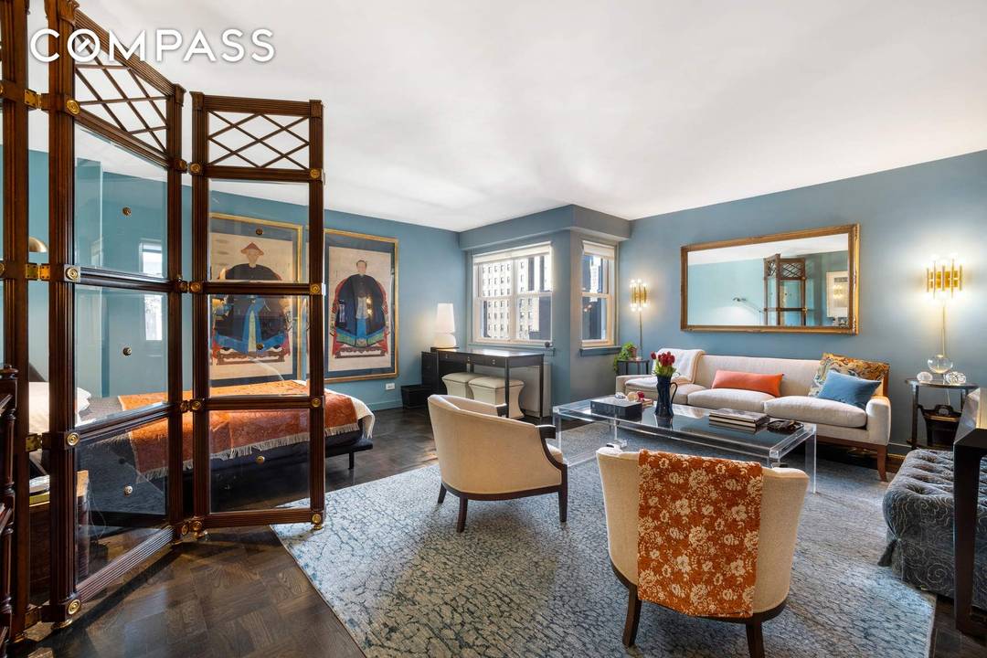 Beautifully appointed, this graciously sized north west facing corner apartment enjoys an abundance of natural light throughout the day.