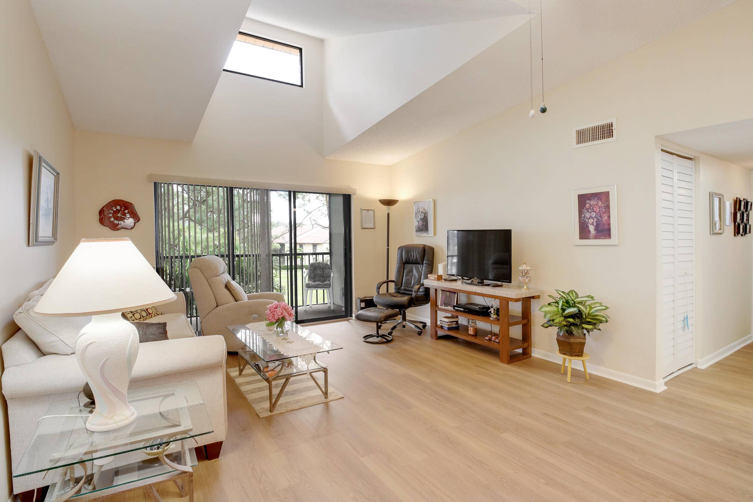 MOTIVATED SELLER ! WELCOME TO THIS PRISTINE, ATTRACTIVE PENTHOUSE CONDO WITH CATHEDRAL CEILINGS A CLERESTORY WINDOW IN THE LIVING DINING AREAS THAT ADD TO THE NATURAL LIGHT IN THIS CONDO.