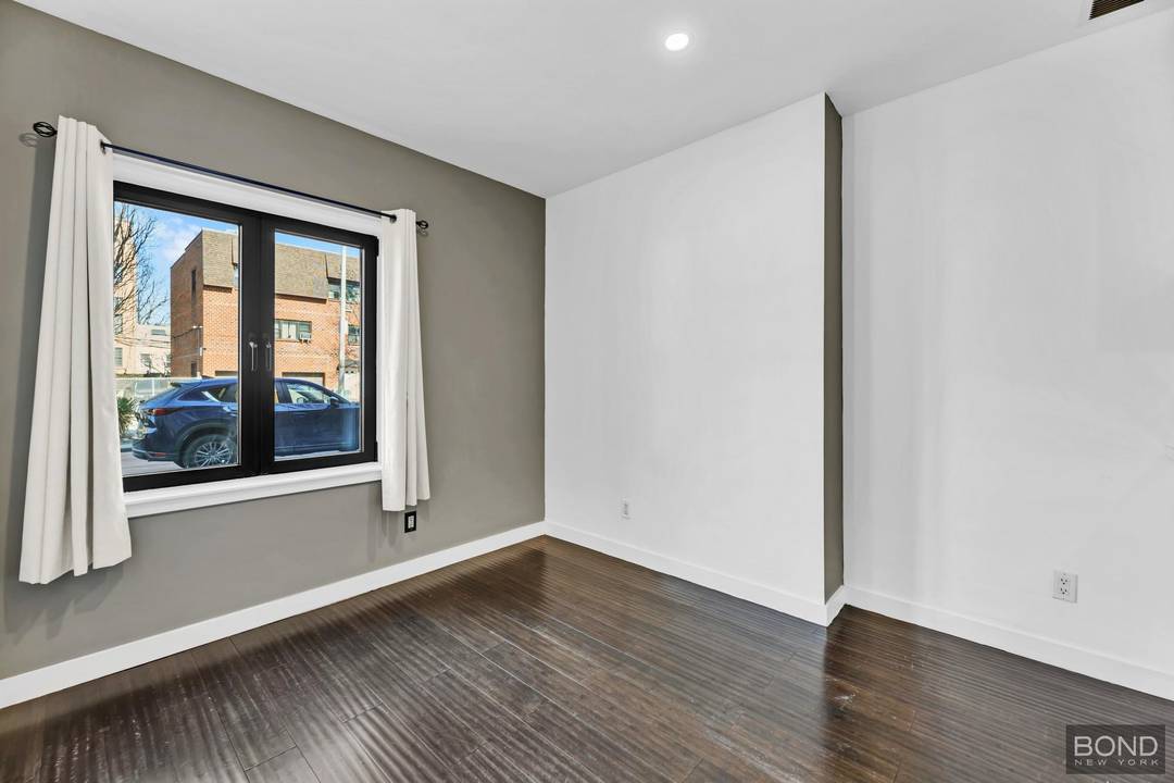 Large amp ; Beautifully Updated Duplex Condo With Separate Recreation Room !