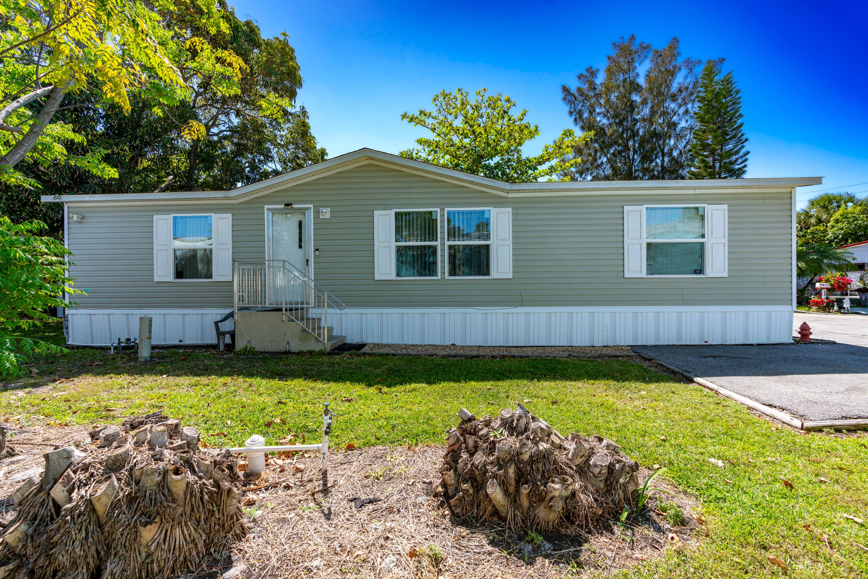 This 3 2 mobile home located at Lake Worth, FL 33461 is now available for sale.