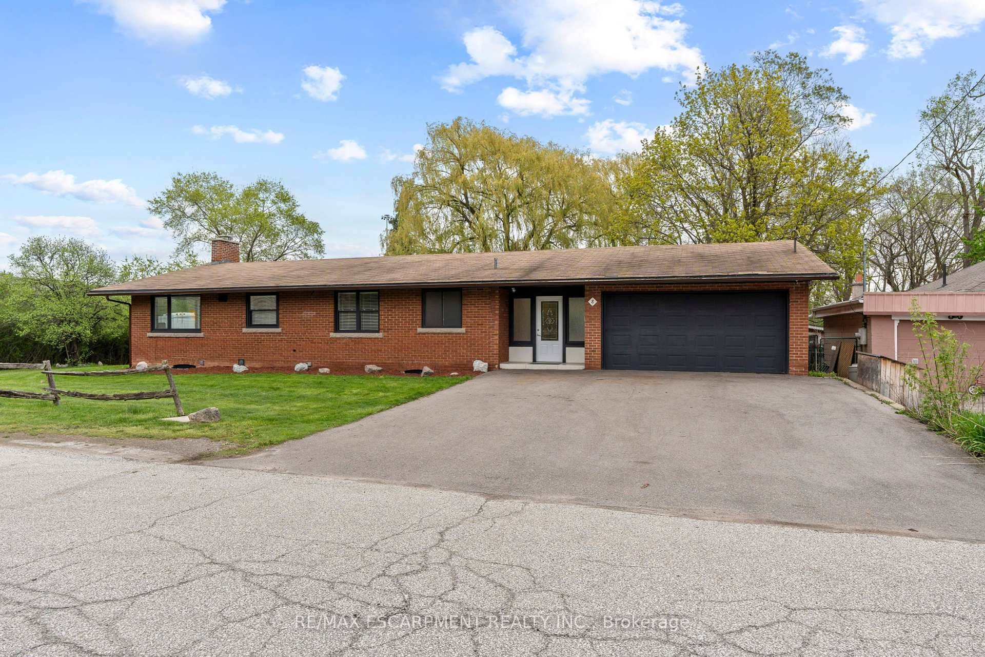 This charming bungalow offers cozy, one storey living with quick access to Hwy 403, making commuting a breeze.