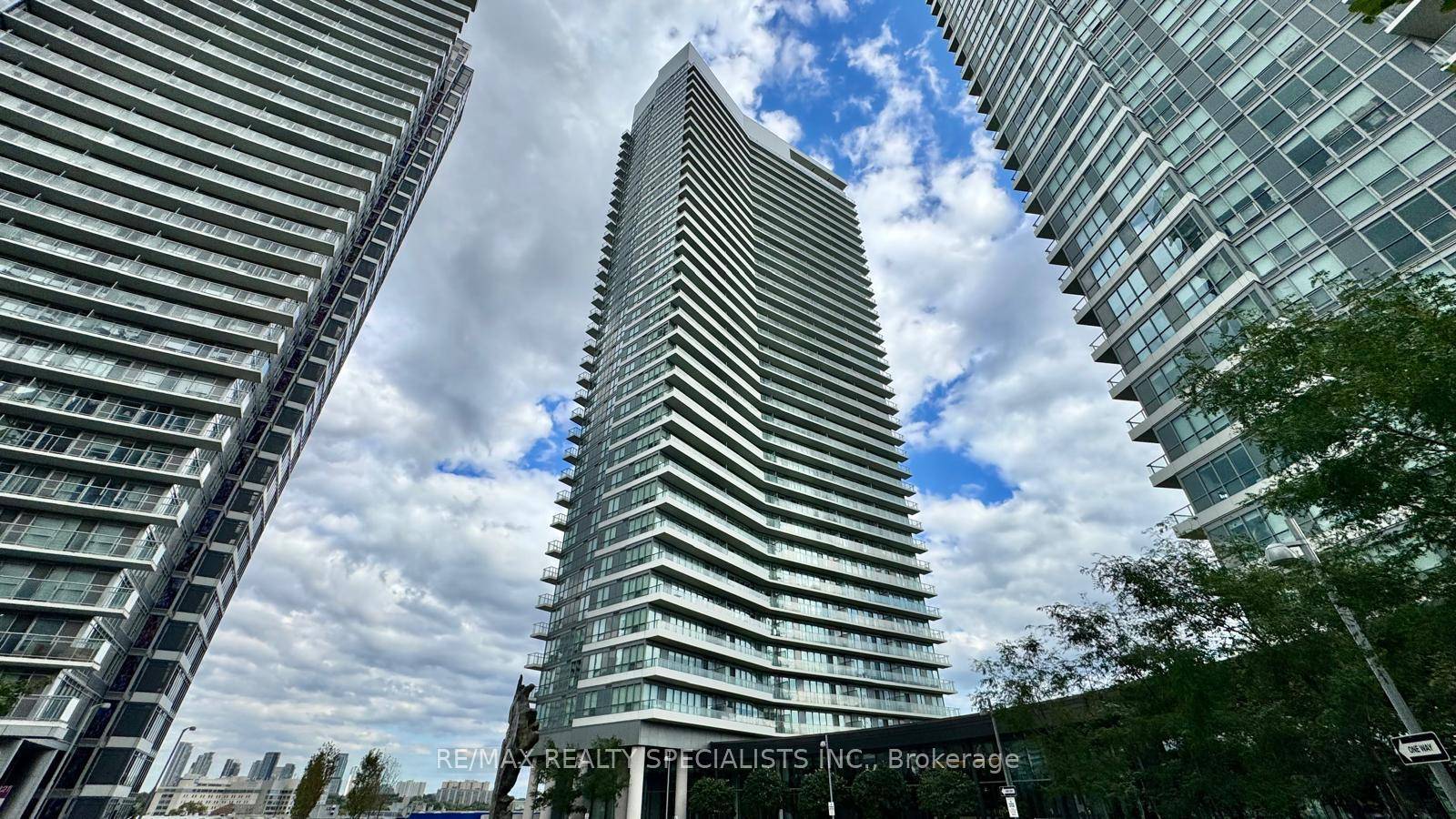 Bright, airy and impeccably modern, this over sized one bedroom plus den at Opus in prestigious Bayview Village offers 698 square feet of elegant living and a generous 163 square ...