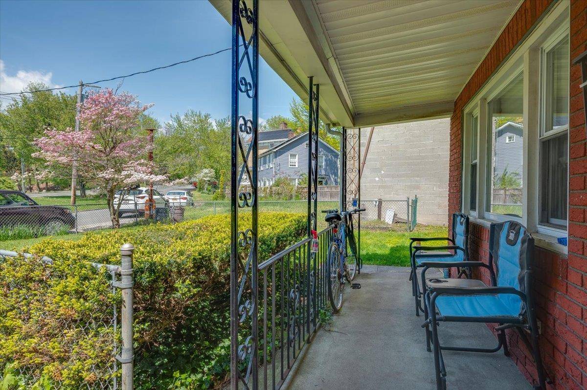 Superb location ! On the edge of the village center ; shopping and Metro North just down the street.