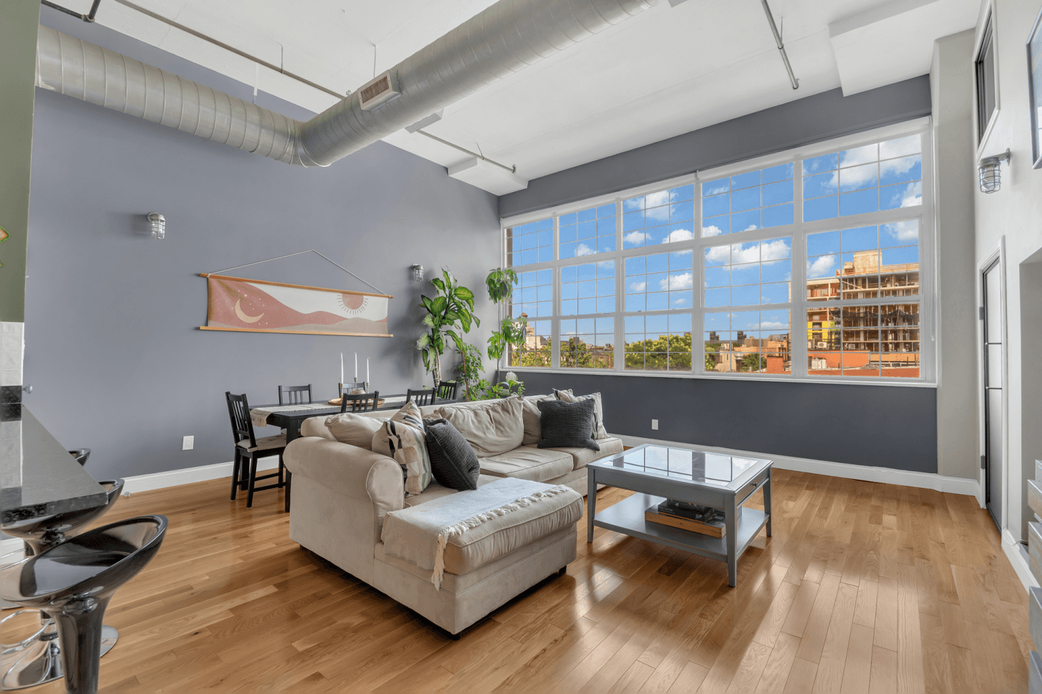 LOFT LOVERSThis one of a kind, renovated 2 bedroom, 955 sq.