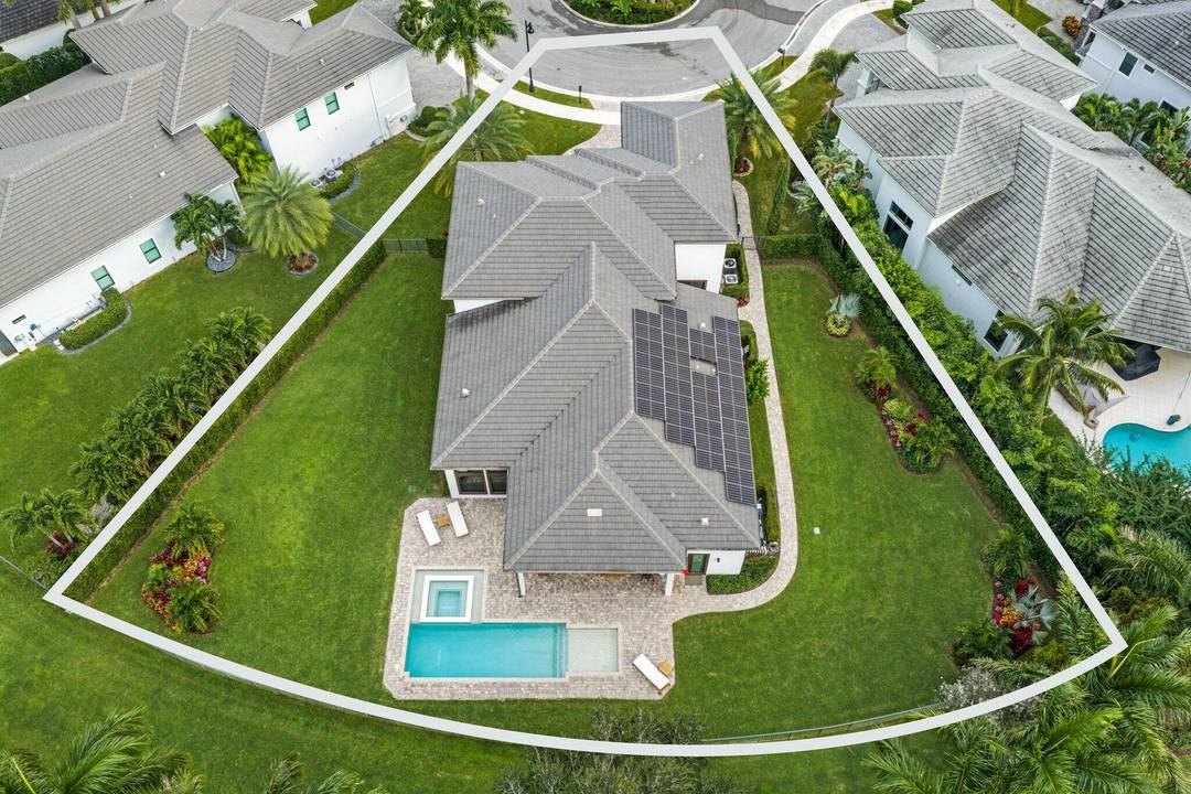 Introducing the Callahan model, a luxurious 6 bedroom home with an office loft, located in the highly sought after gated community of Royal Palm Polo.
