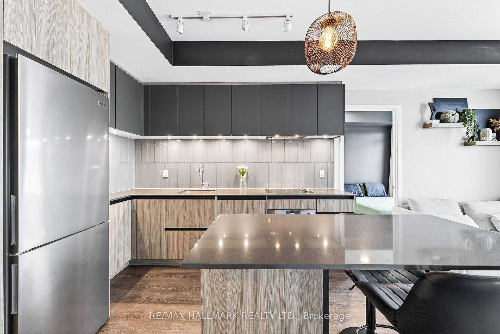 Experience modern living in this beautifully finished 2 bedroom, 2 bathroom suite, located in a pet friendly building right in the heart of Thornhill !