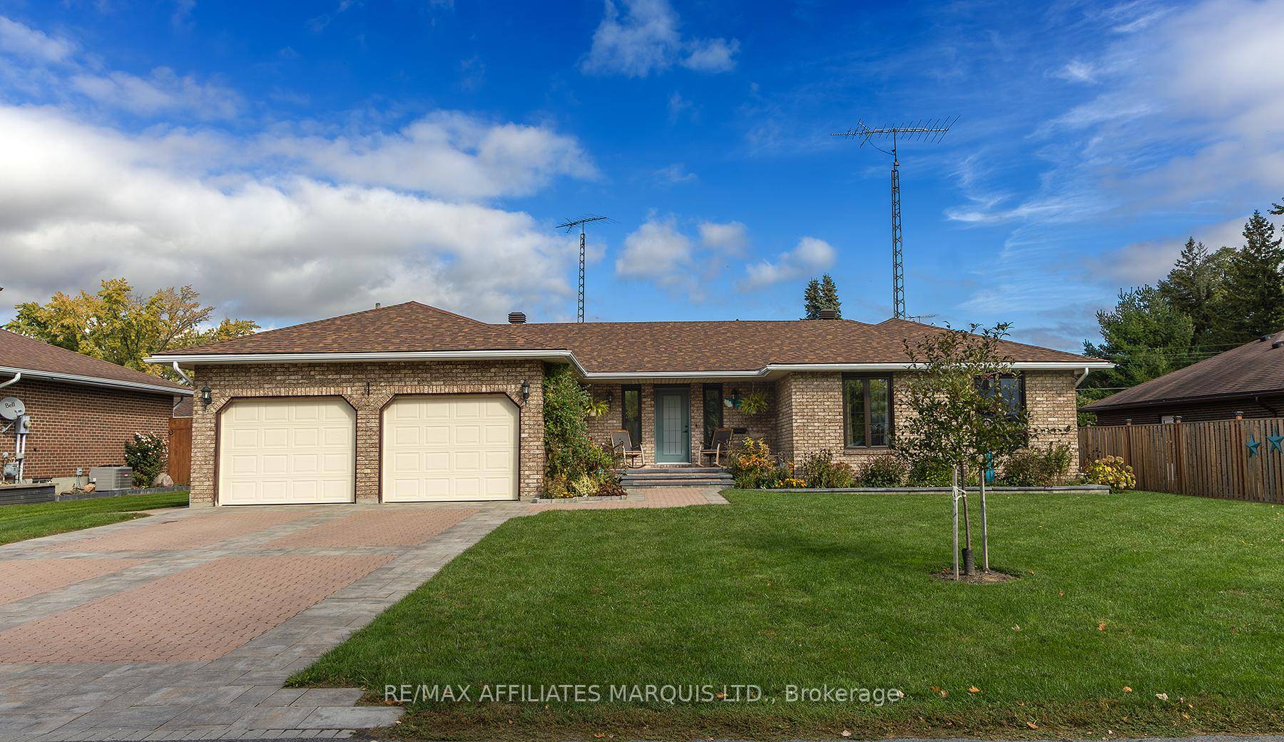 Welcome to this beautifully maintained all brick bungalow featuring three bedrooms and three bathrooms in the desirable West End of Morrisburg.