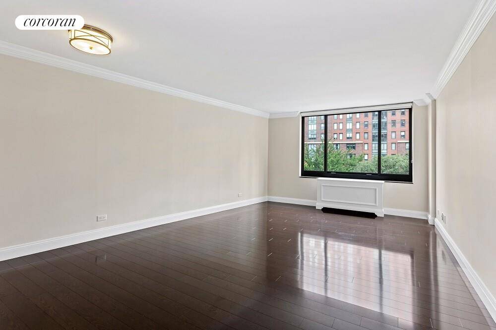Luxury Living in Battery Park City This renovated south facing 1BR 1BA residence features a generously proportioned living space.