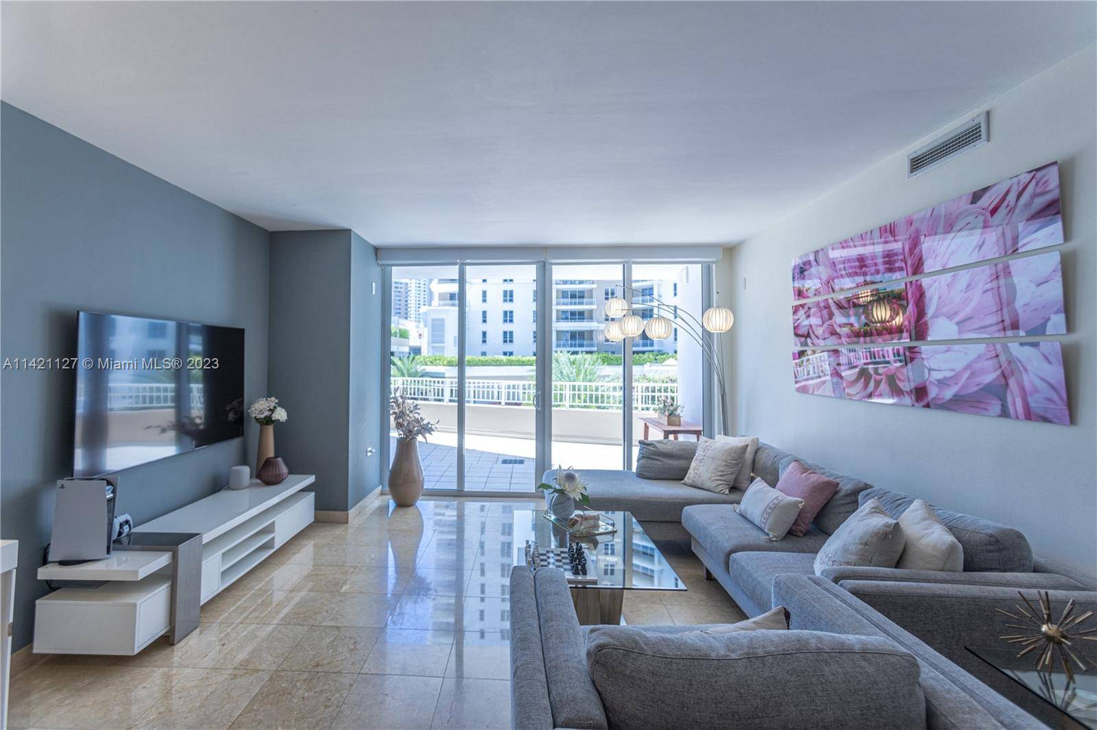 Remodeled bright 3 bedrooms, 3.