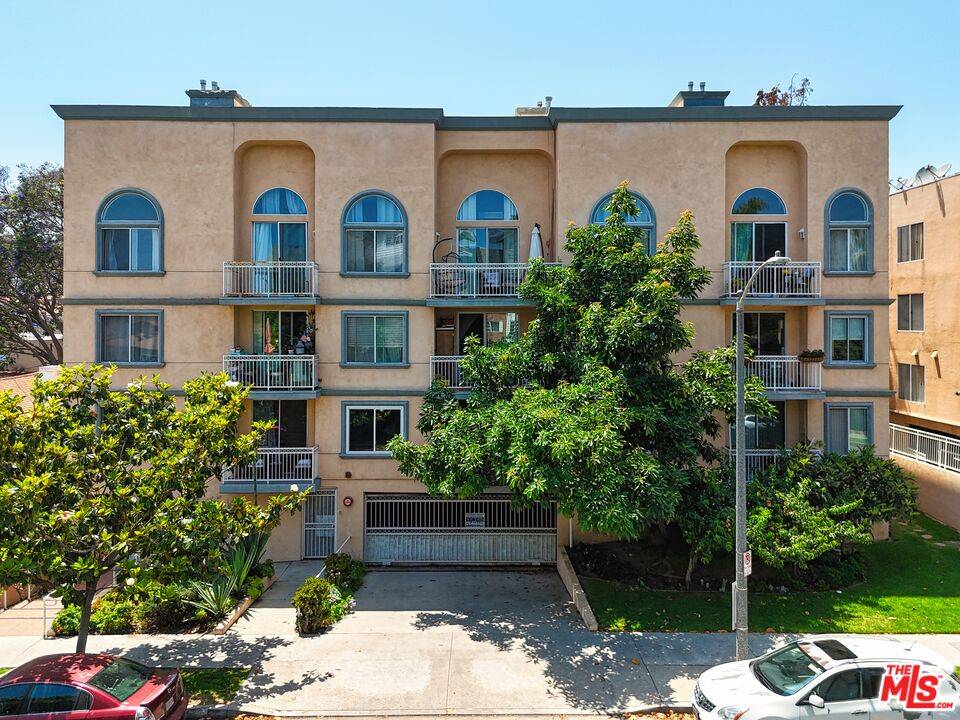 1211  S Shenandoah St 2BR Beverlywood La