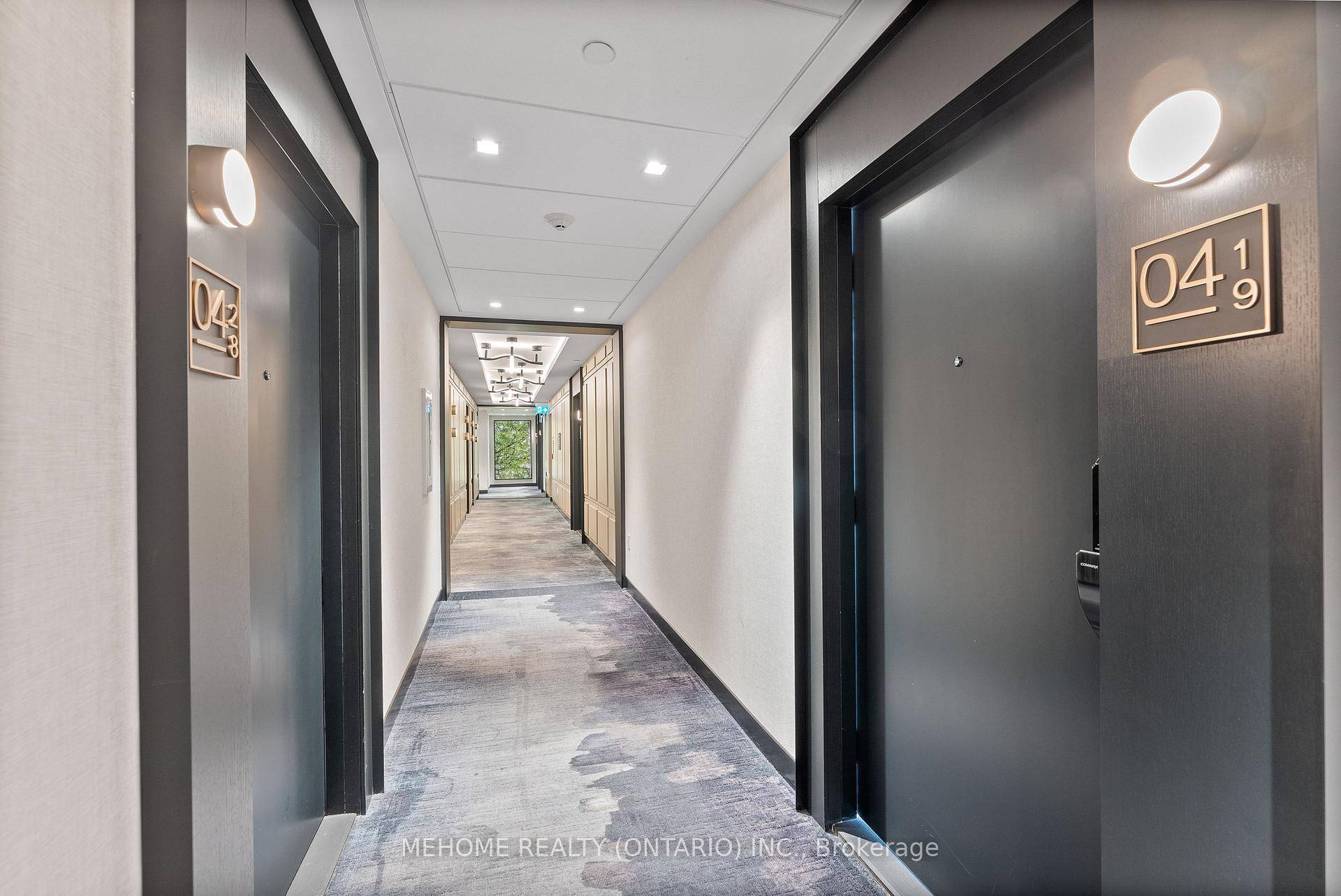 Bright amp ; Spacious Condo with Stunning Views in Prime Oakville Location !