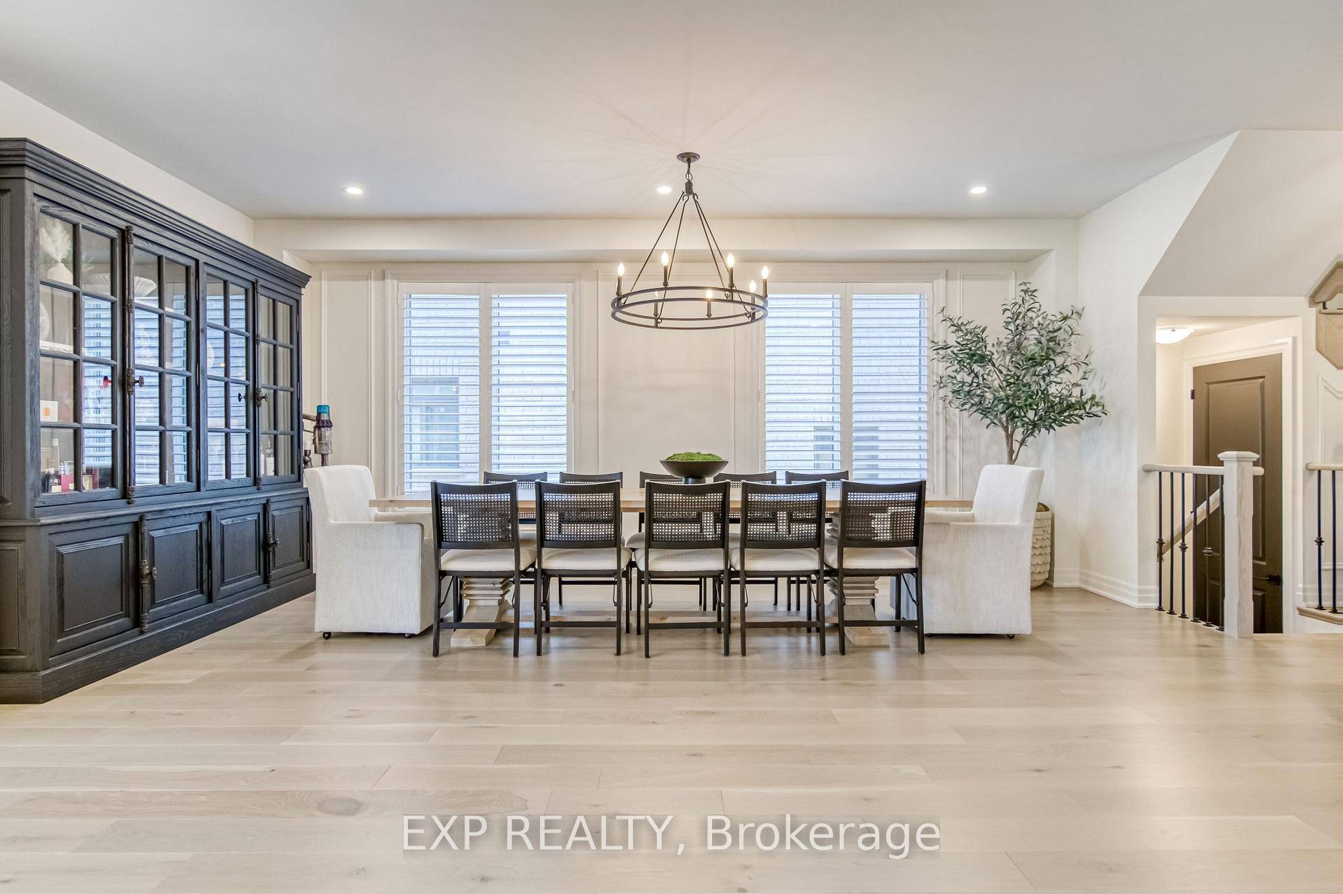 Welcome to 42 Meadow Vista Crescent, a true showstopper in the prestigious Hillsborough community of Holland Landing !