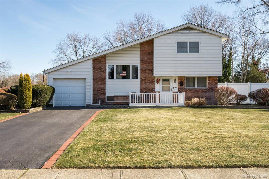 Welcome home to this well loved 4 Bedroom Contemporary Split Level located in the desirable Parkview Estates !