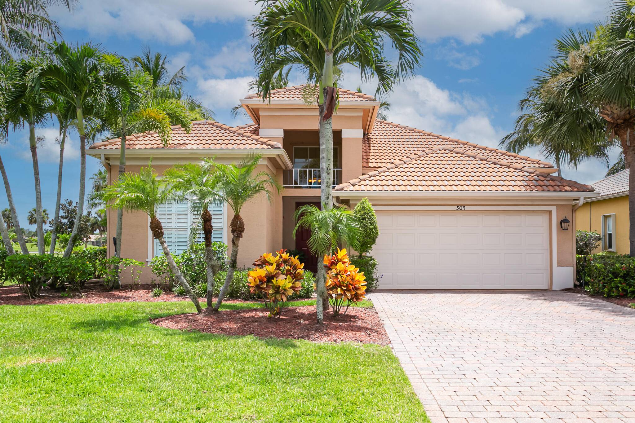A golfer's paradise beautifully maintained 3 bed, 2 bath CBS home in the desirable St.