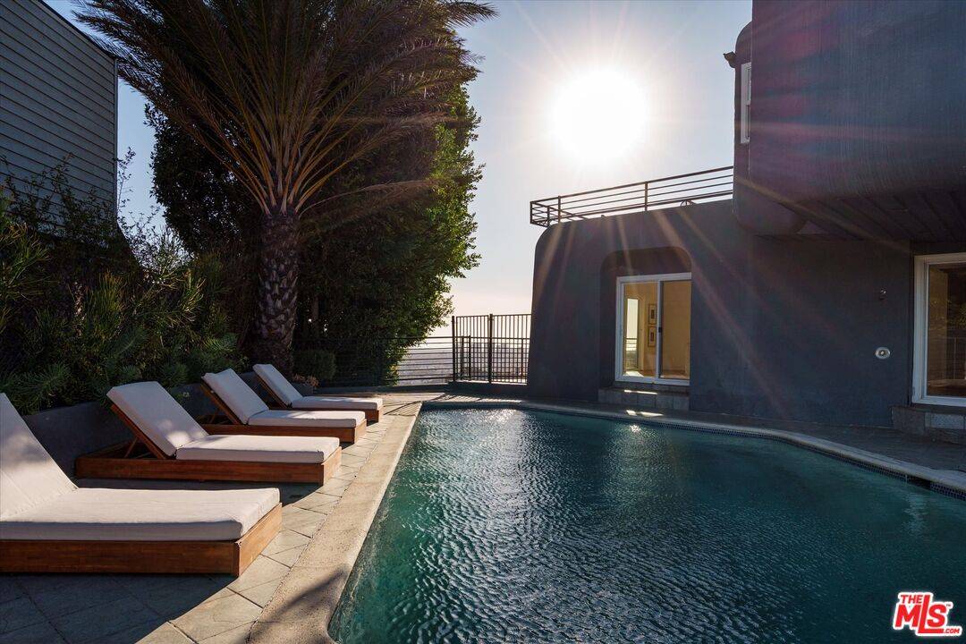 8464   Cole Crest Dr 3BR Hollywood Hills East La