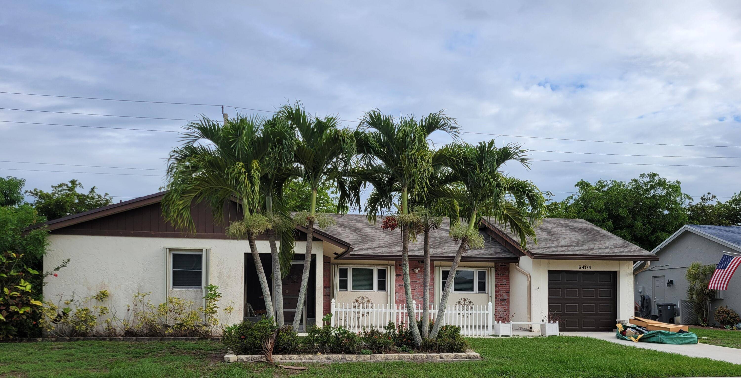 LOW HOW FEES NEW ROOF NEW A C UPGRADED KITCHEN UPDATED MASTER BATHROOM Located in a serene, pet friendly Delray Beach community, this home features a spacious, updated kitchen with ...