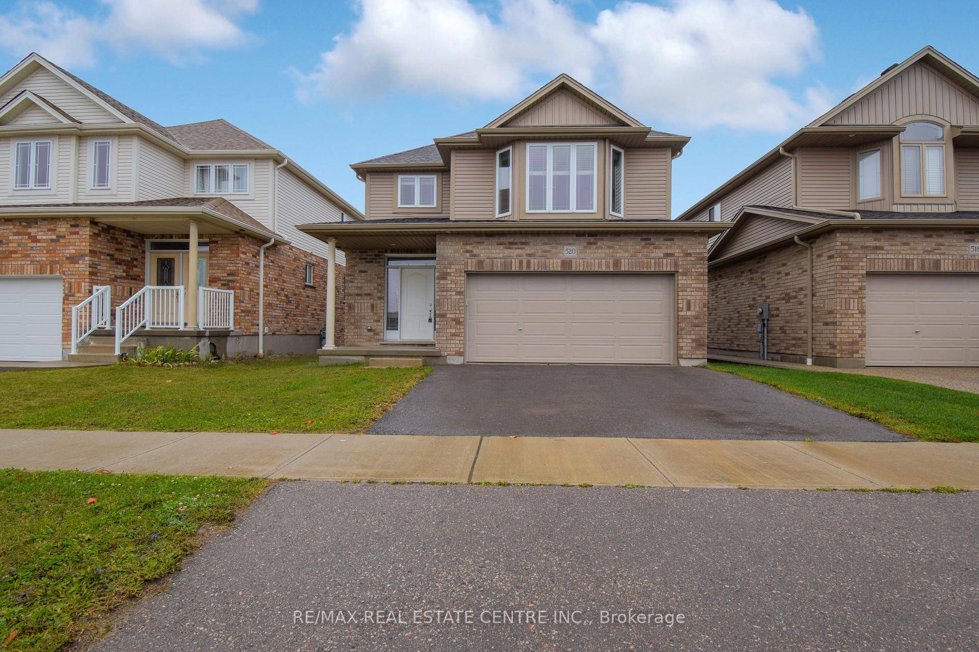 Prestigious Vista Hills, Entire Property, Very Spacious Home Full Of Sunlight !