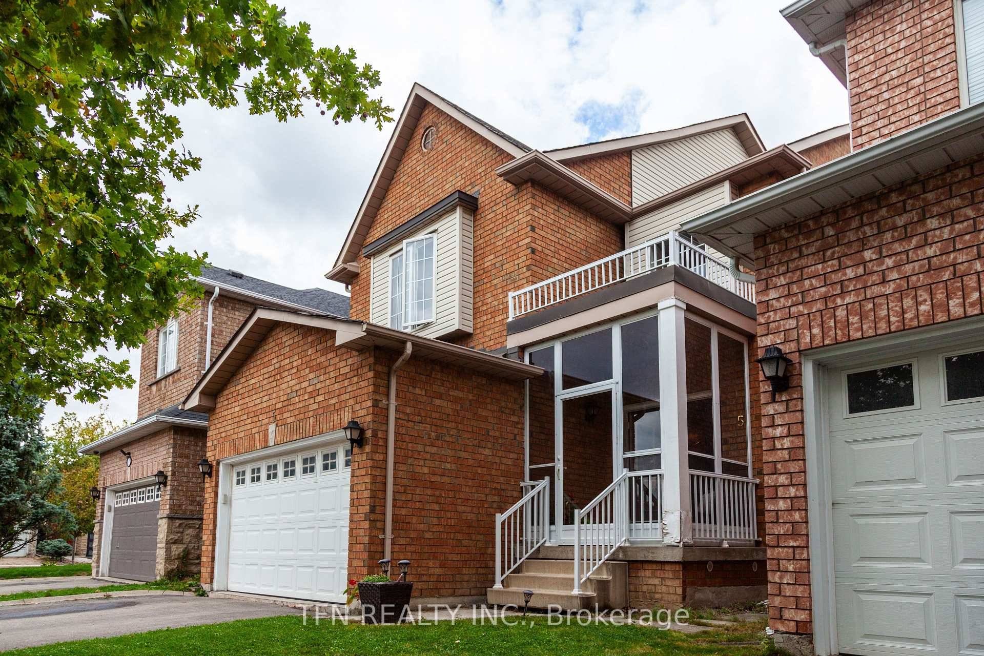 Beautifully finished home in a quiet, family friendly neighborhood !