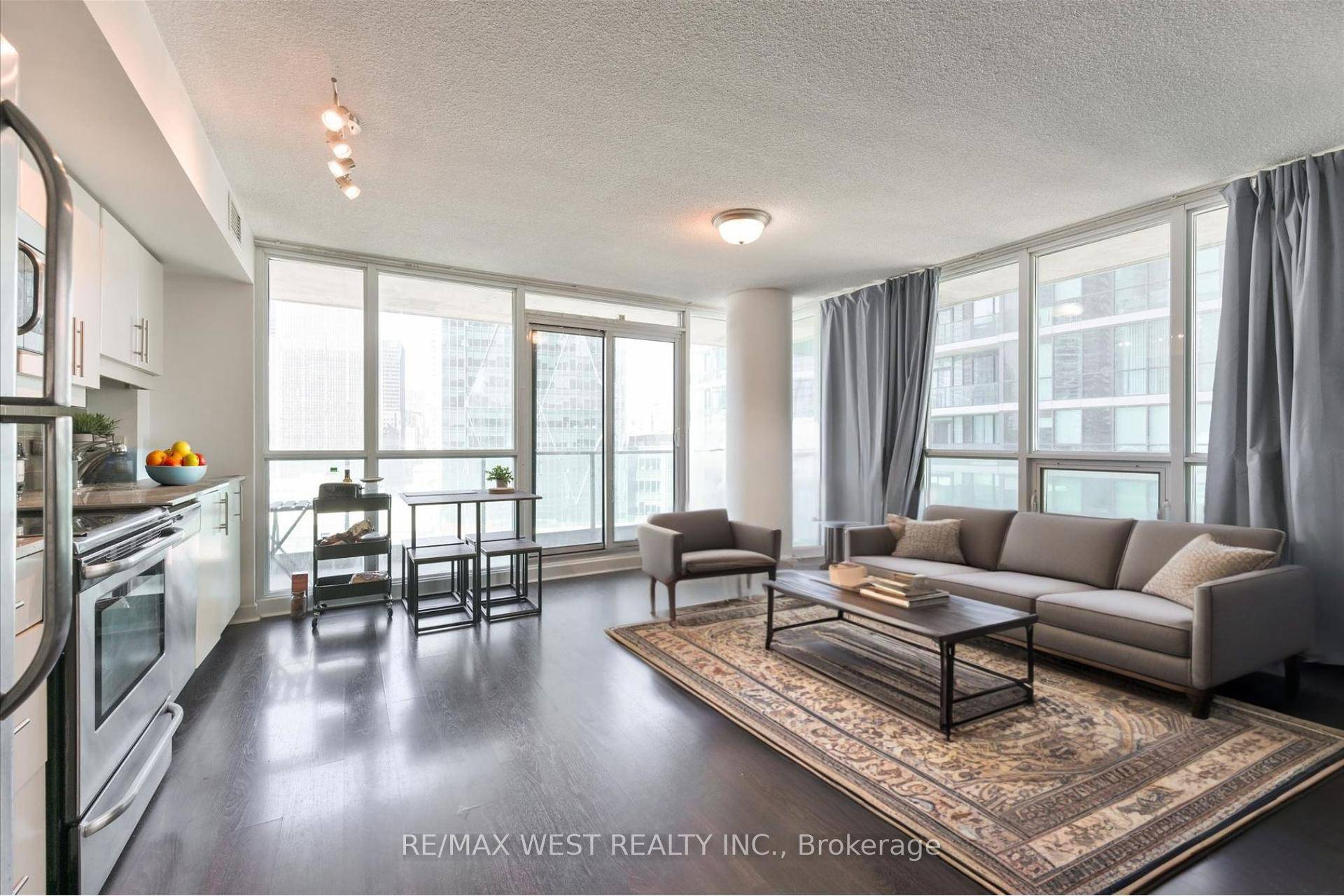 Indulge in luxury living at its finest with this exquisite 2 bedroom, 2 bathroom corner unit nestled in the prestigious Pinnacle Centre, located at 33 Bay St.