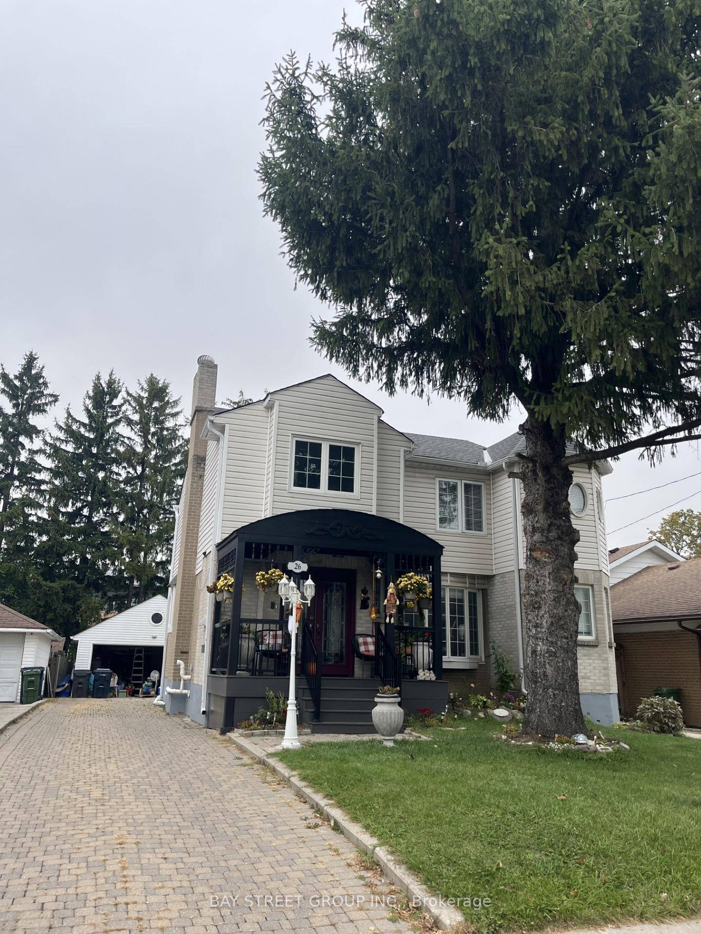 wow ! ! ! Location in family ordinated area, walking distance to TTC, shopping's, 12 min away from person airport.