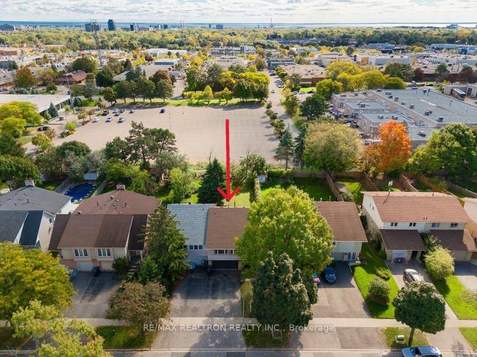 Charming Family Home in a Highly Sought After Mississauga Neighbourhood !