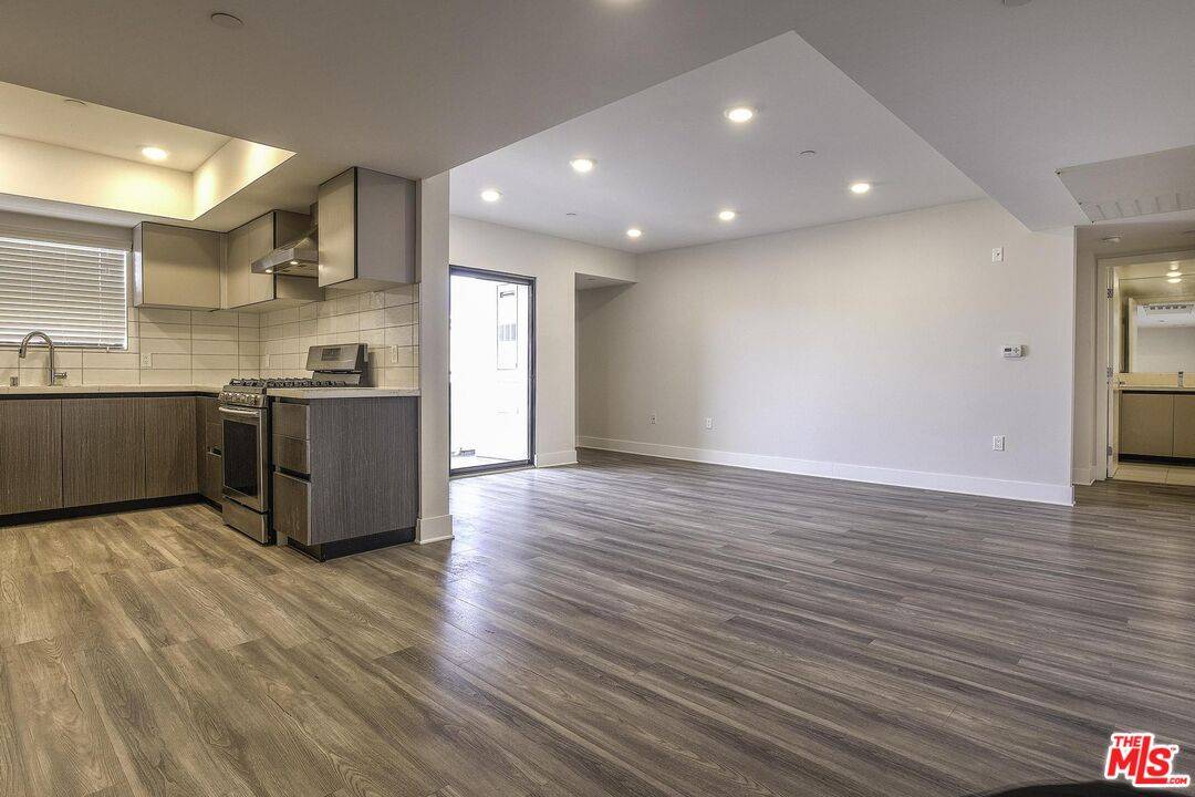 5030  Rosewood AVE 2BR Mid Wilshire La