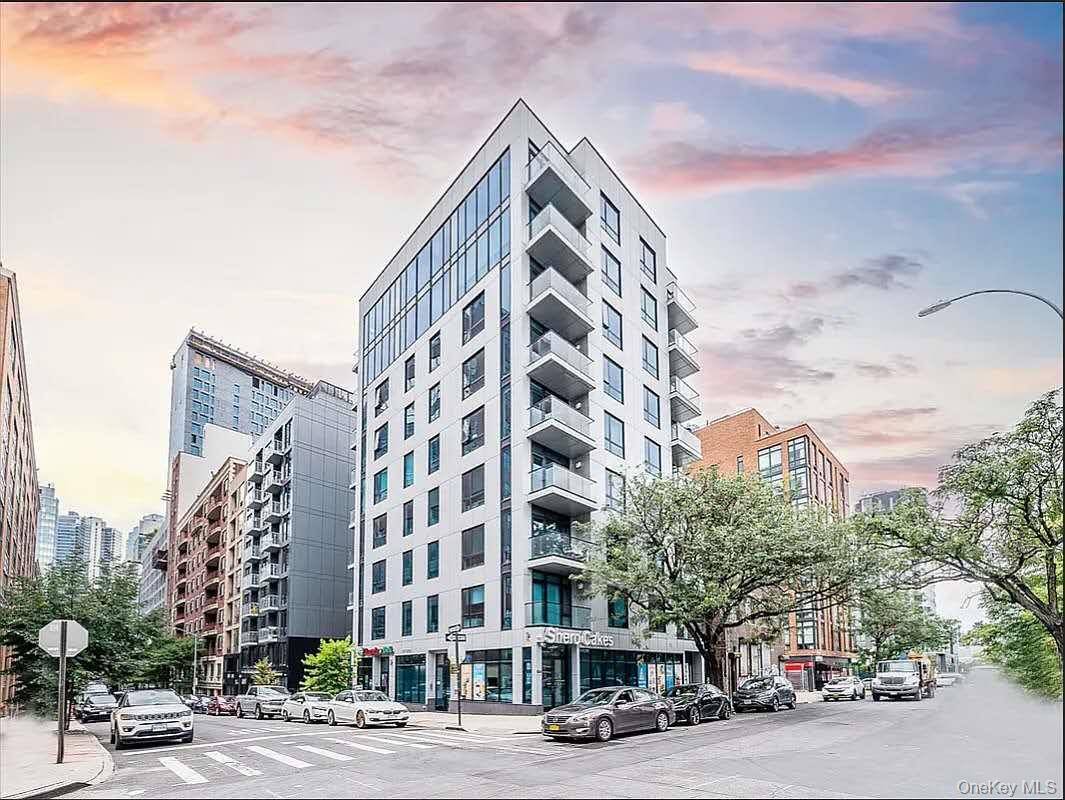 Immerse yourself in the luxury and convenience of this spacious one bedroom condominium, perfectly positioned just moments from Manhattan in one of the most sought after areas of Long Island ...